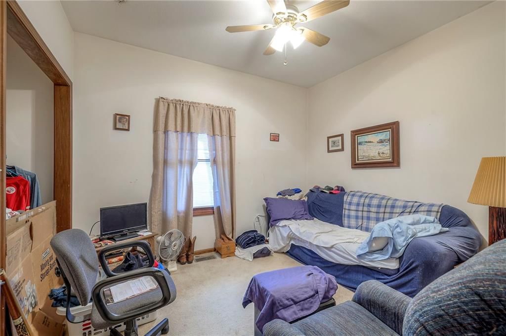 908 Glengera Street — photo 18