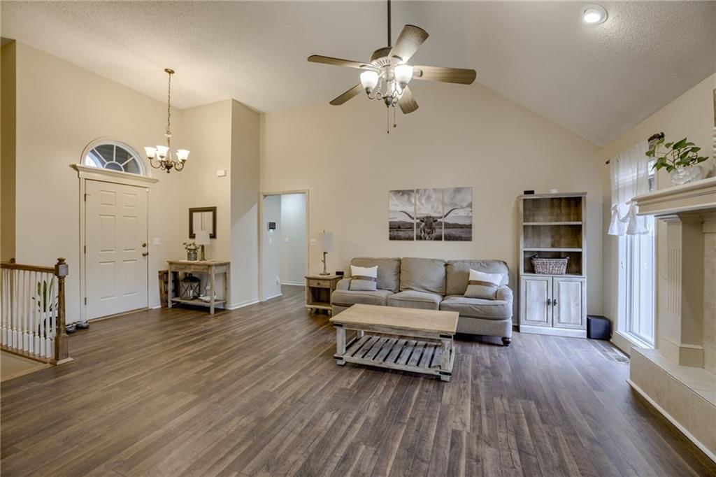 10905 N Oxford Avenue — photo 2