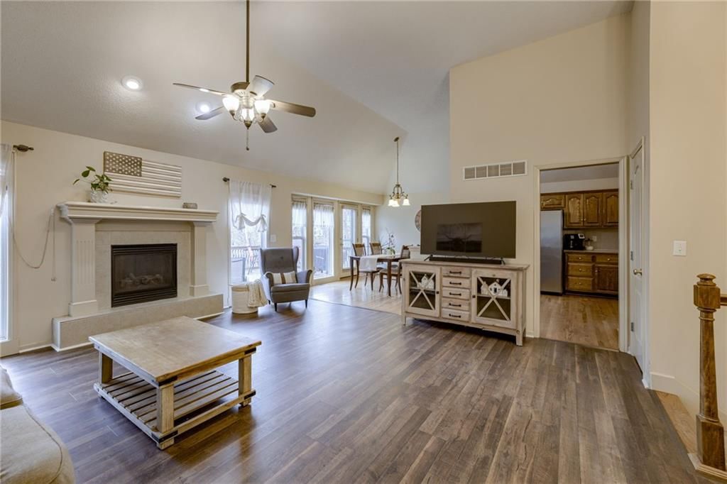 10905 N Oxford Avenue — photo 3