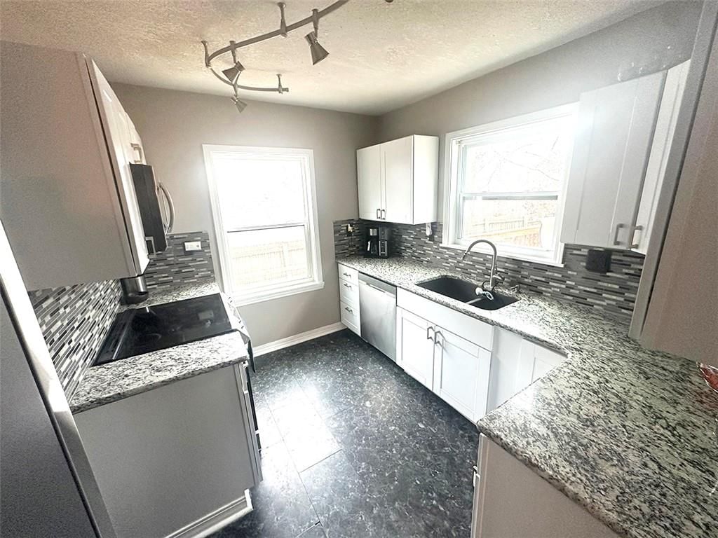 318 N Crysler Avenue — photo 12
