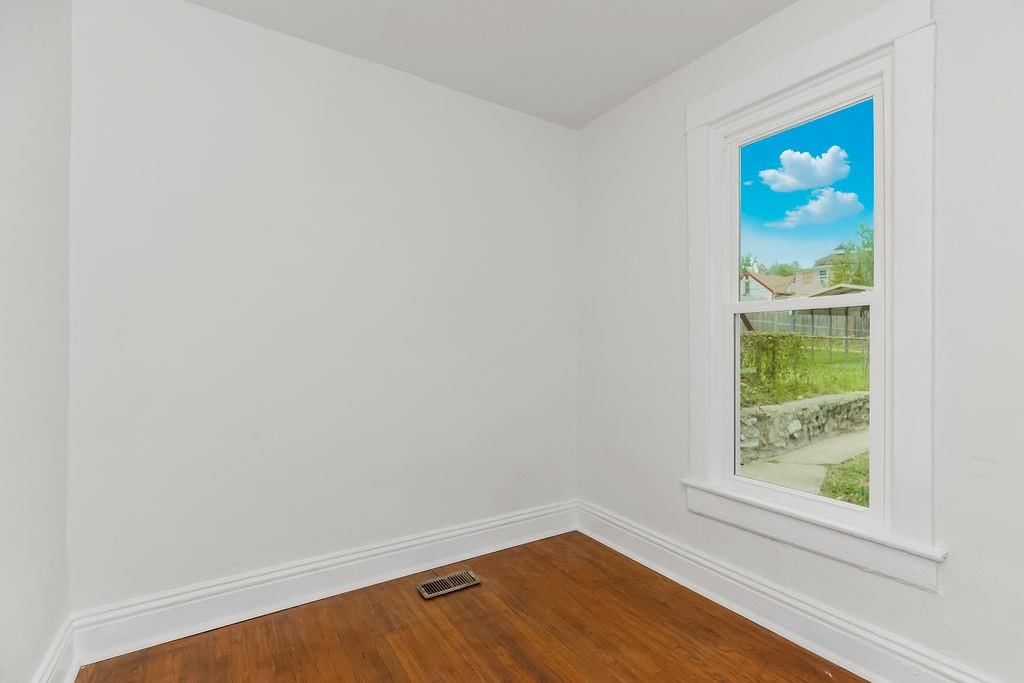427 N Drury Avenue — photo 9