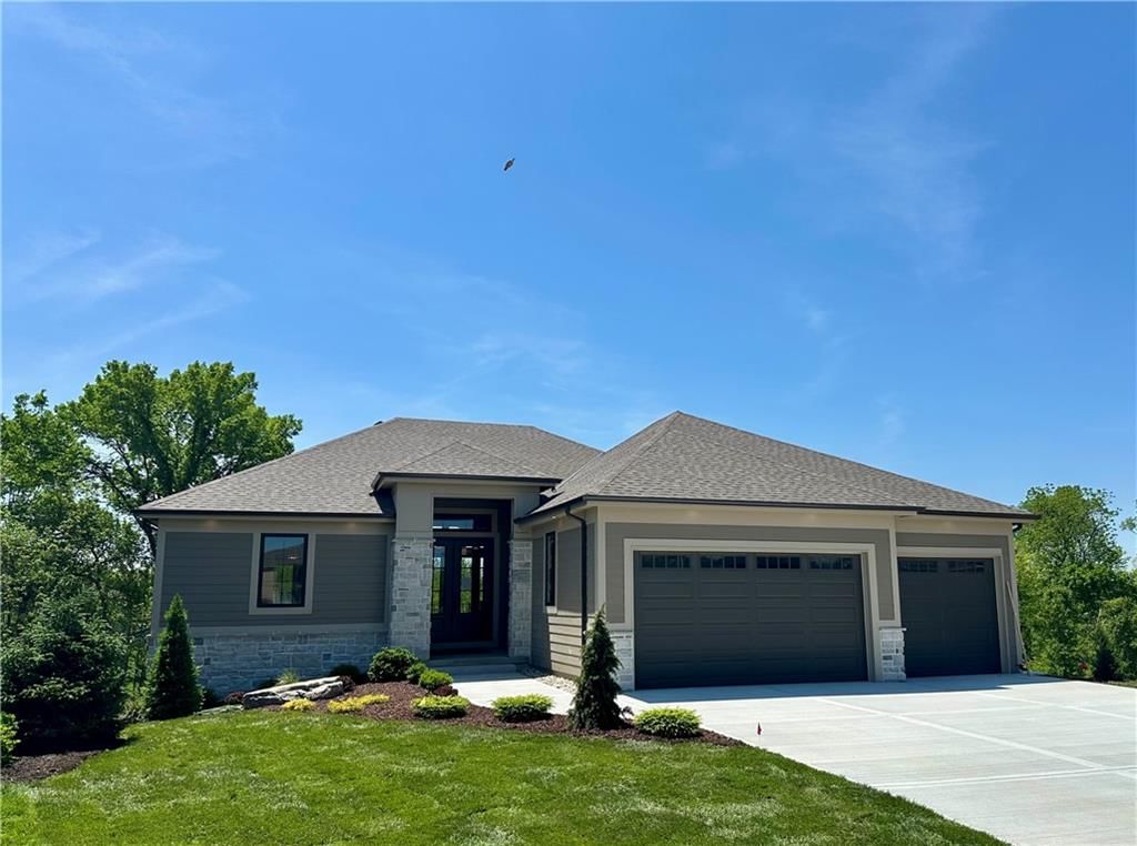 915 Savannah Lane, Greenwood, MO