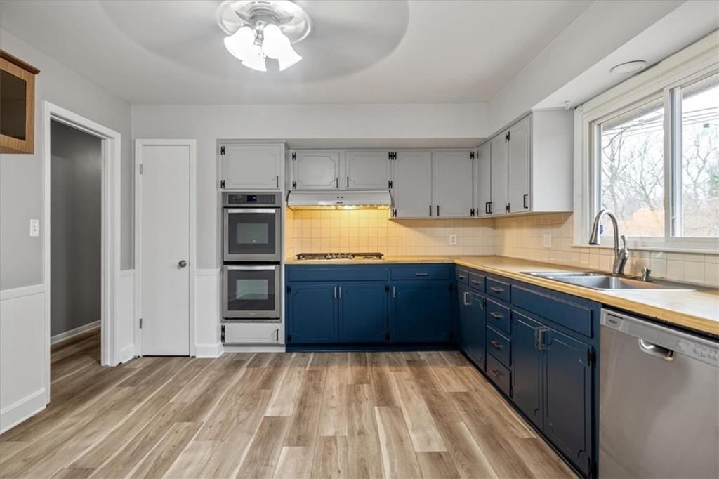 635 E 90th Terrace — photo 9