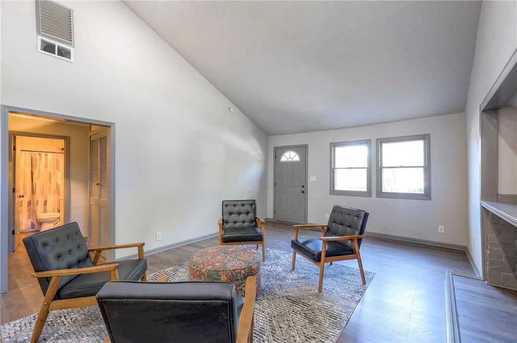 221 NE Main Street — photo 8