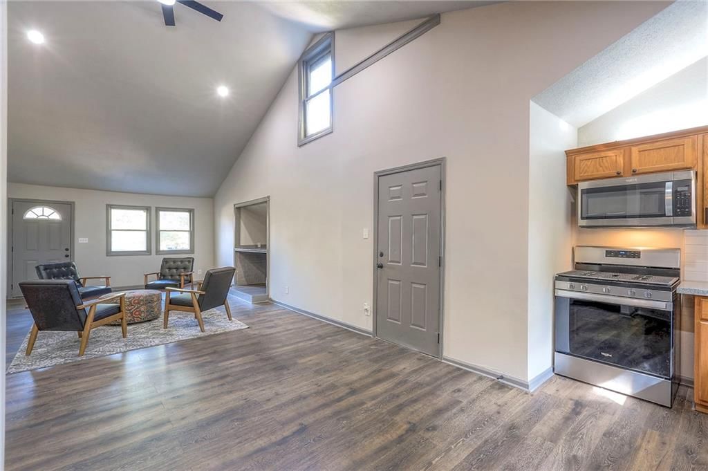 221 NE Main Street — photo 10