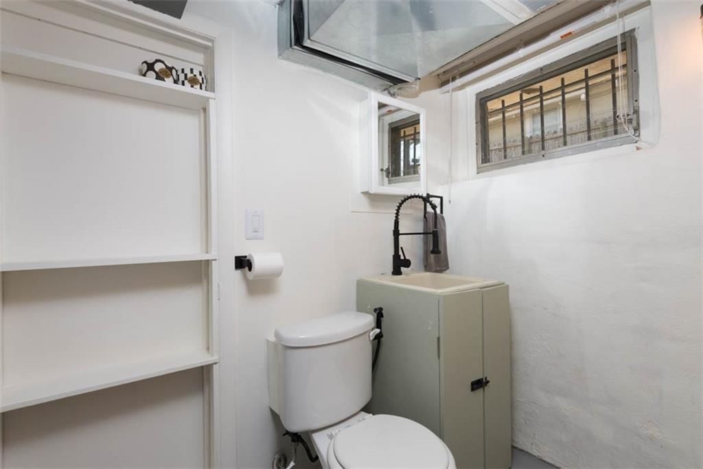 5621 Charlotte Street — photo 37