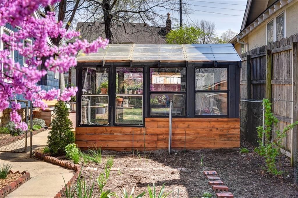 5621 Charlotte Street — photo 41