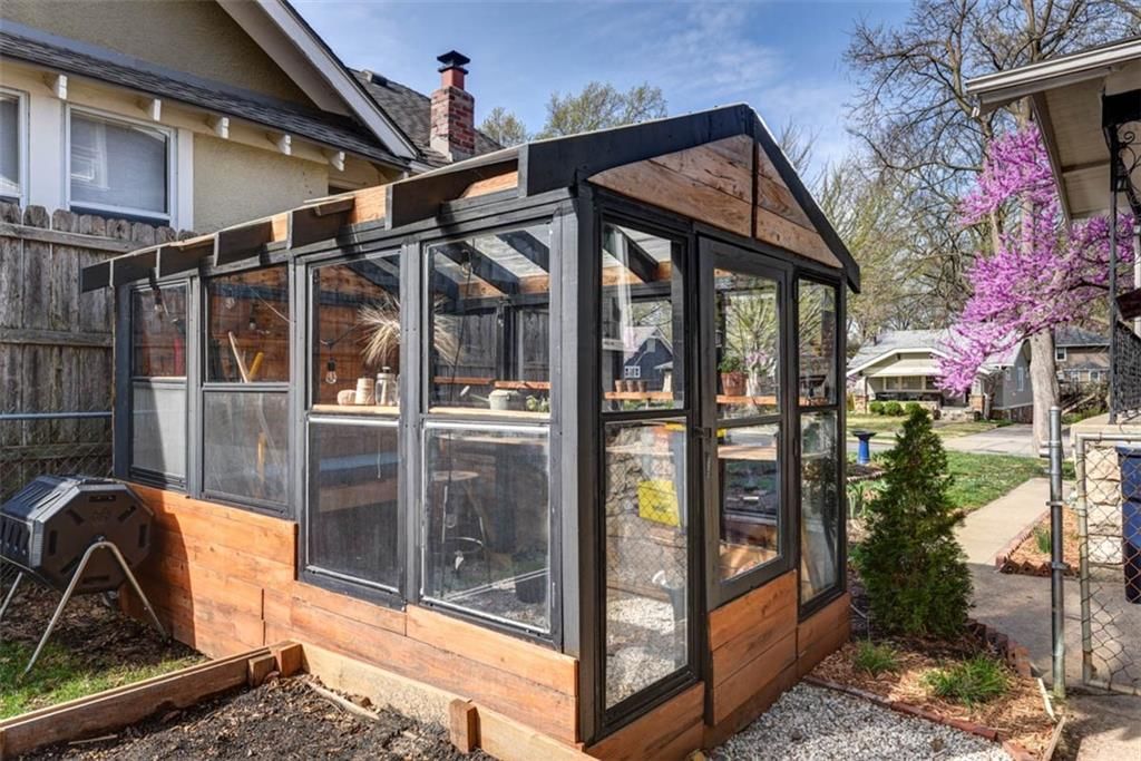5621 Charlotte Street — photo 44