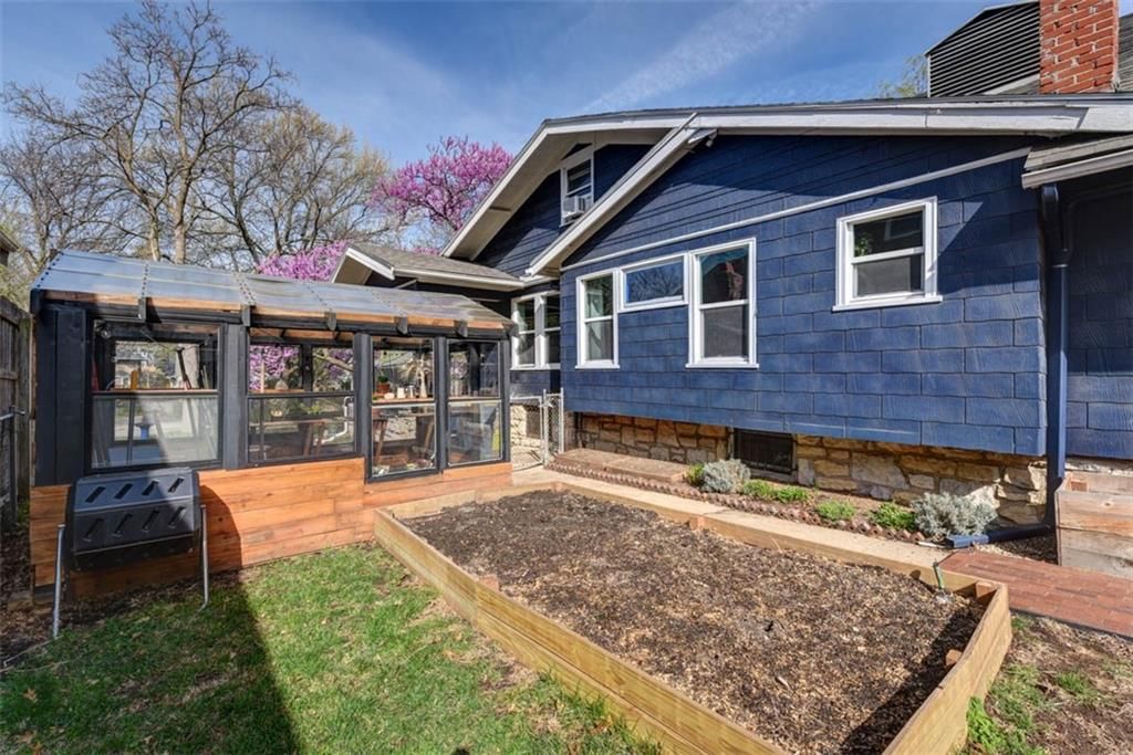 5621 Charlotte Street — photo 48