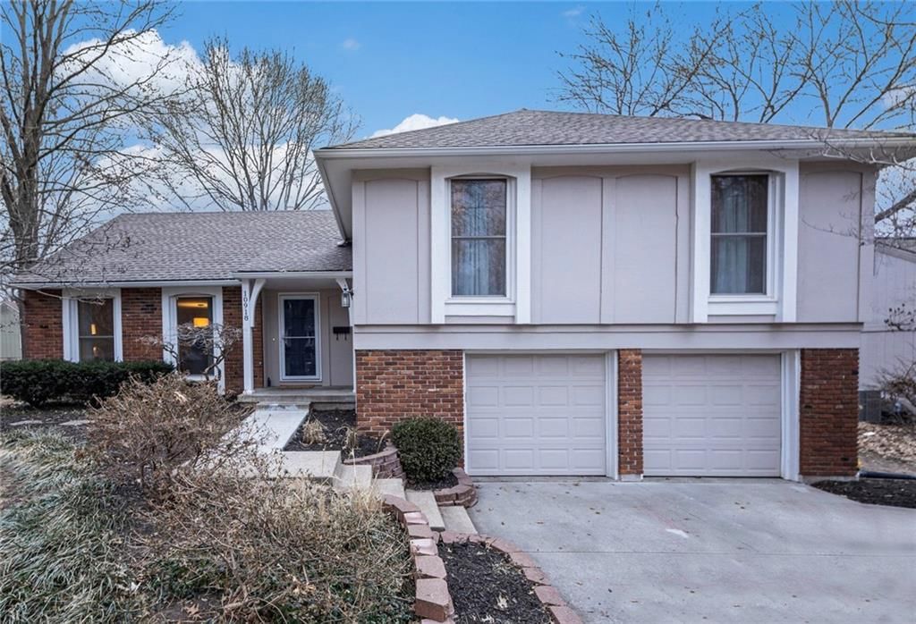 10918 W 100th Place, Overland Park, KS