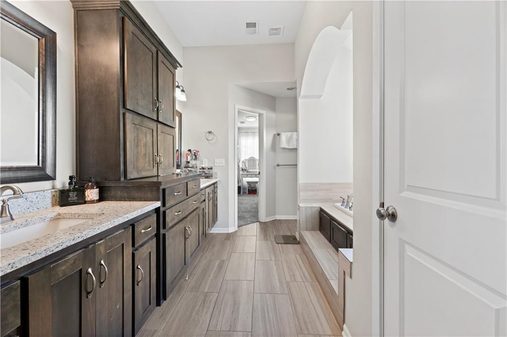 6705 N Elmwood Avenue — photo 34