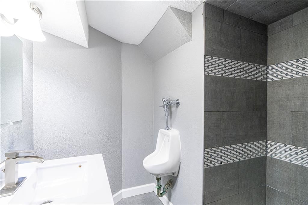 216 E Cherry Street — photo 16