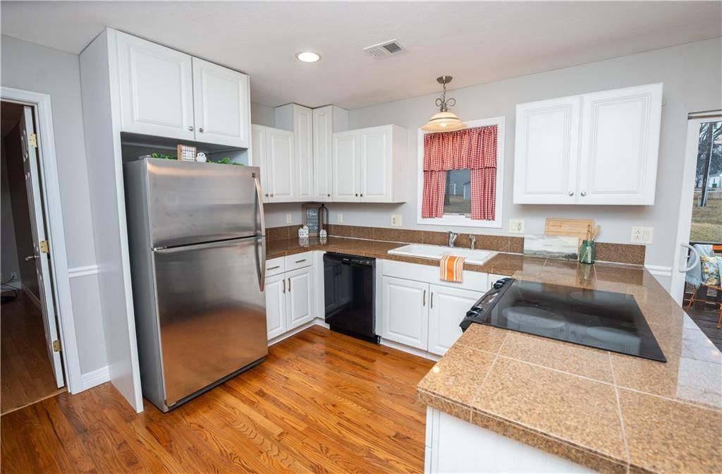 524 E 3rd Street — photo 9