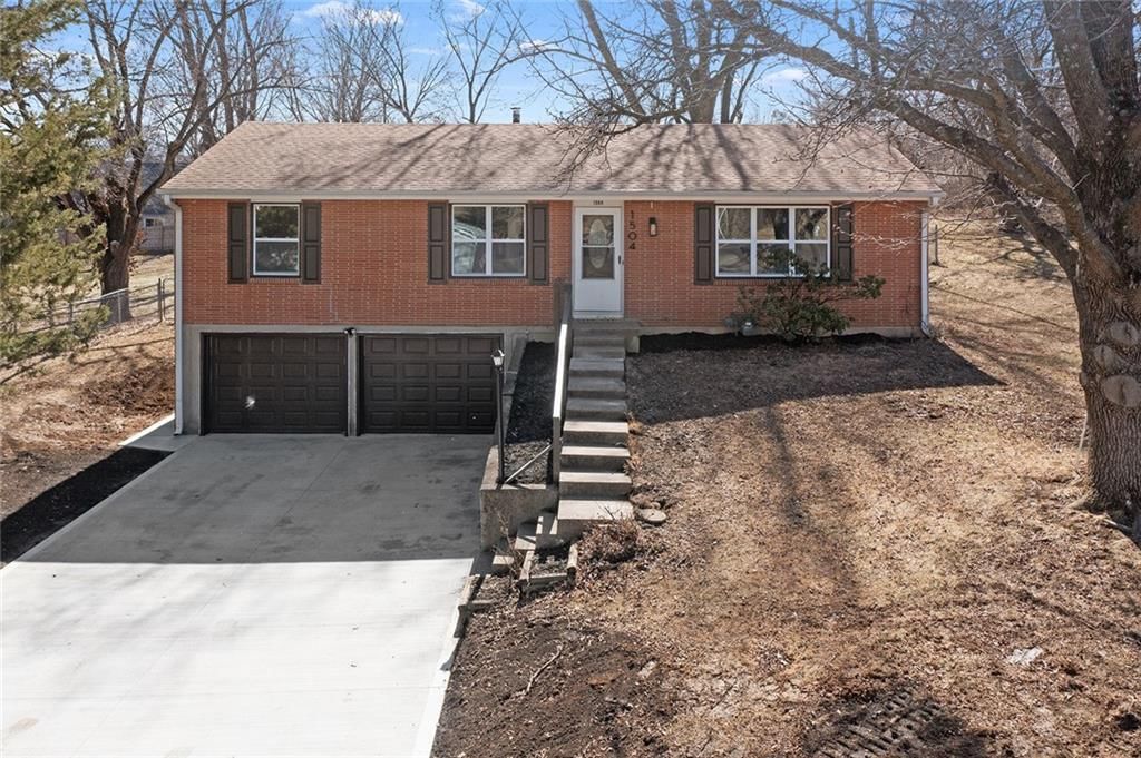 1504 Thompson Avenue — photo 2