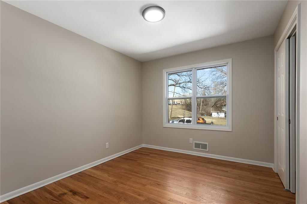 1504 Thompson Avenue — photo 27