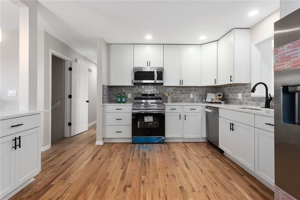 1504 Thompson Avenue — photo 8