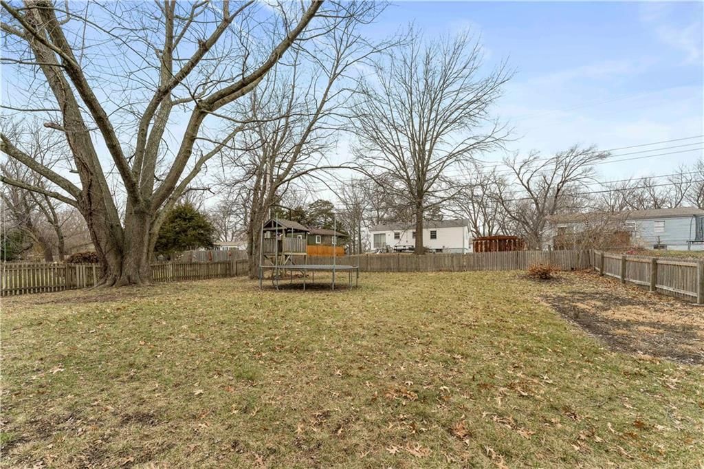 402 NE Noeleen Lane — photo 27