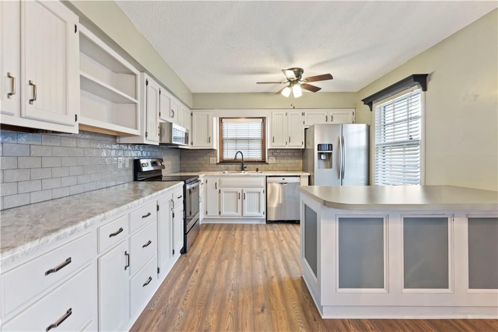 402 NE Noeleen Lane — photo 8
