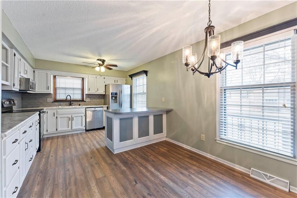 402 NE Noeleen Lane — photo 9