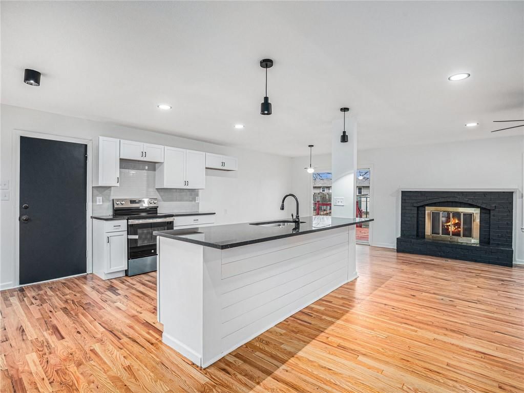 104 NW Redwing Drive — photo 3