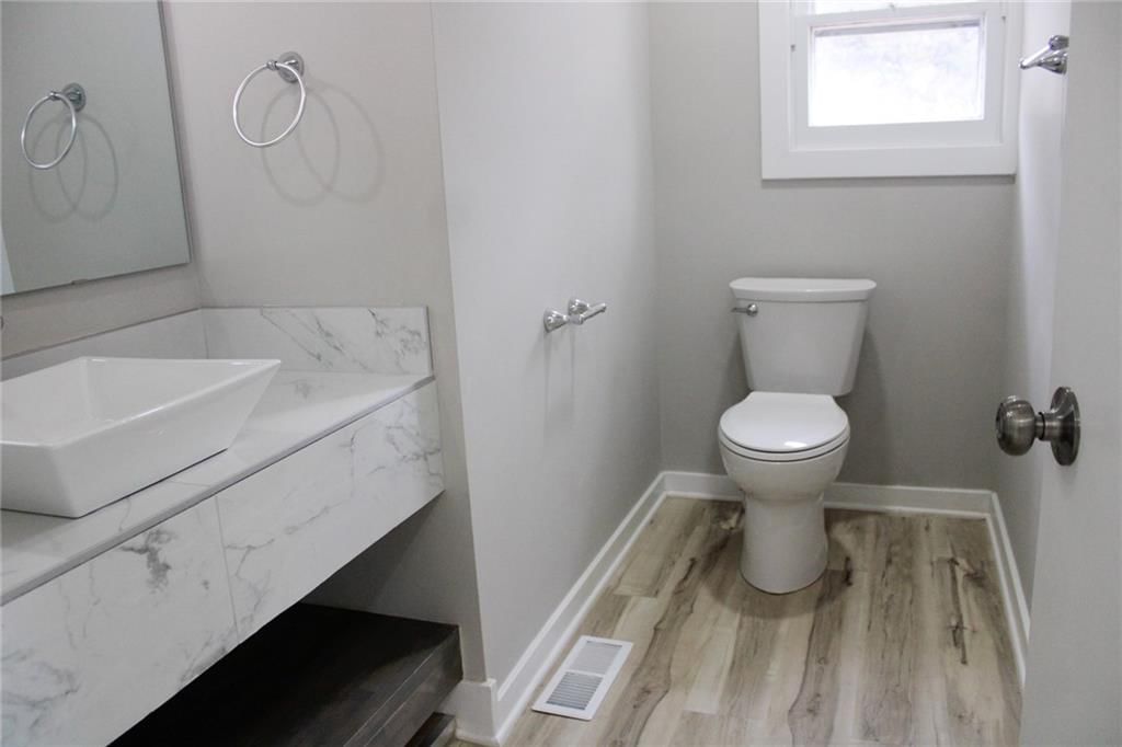 2115 Madison Street — photo 8