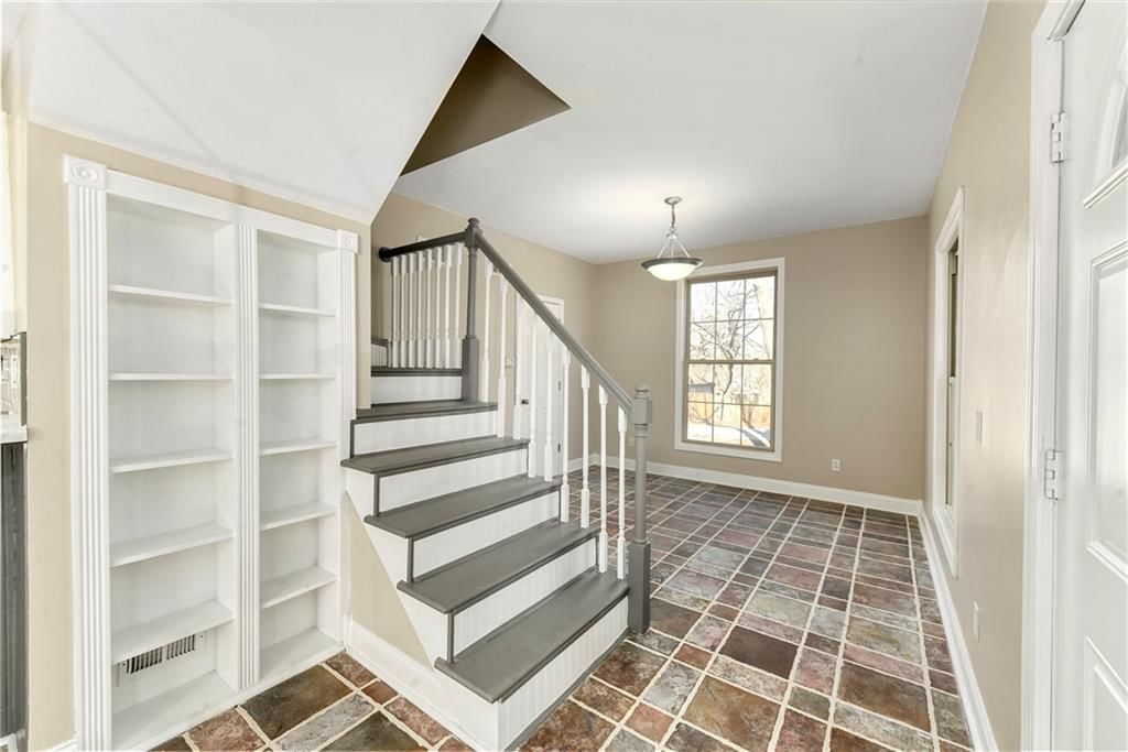208 E 1st Street — photo 2