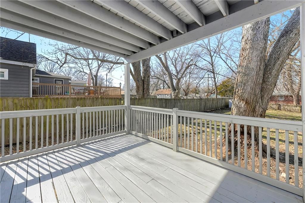 208 E 1st Street — photo 11
