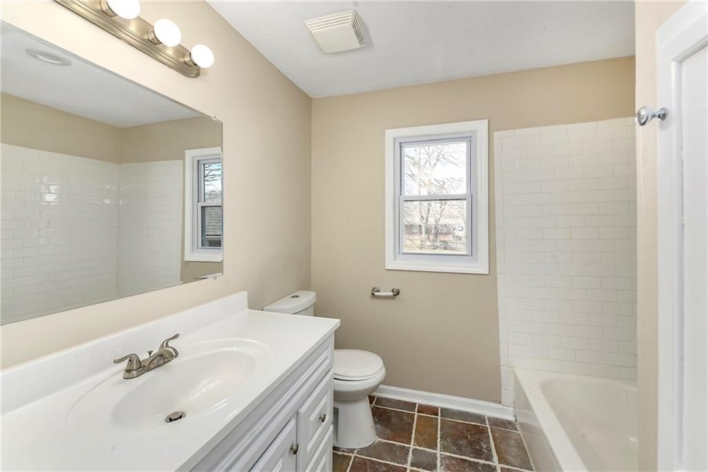 208 E 1st Street — photo 17
