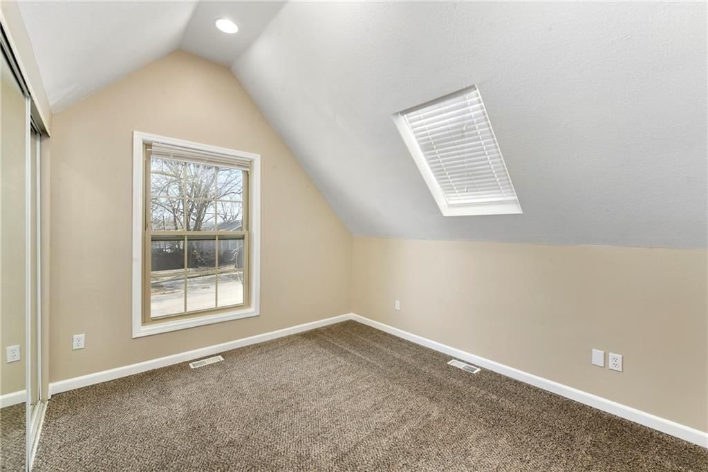 208 E 1st Street — photo 23