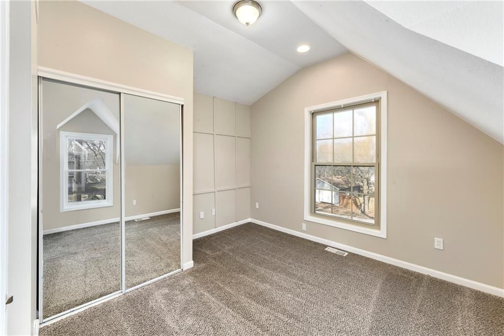 208 E 1st Street — photo 25