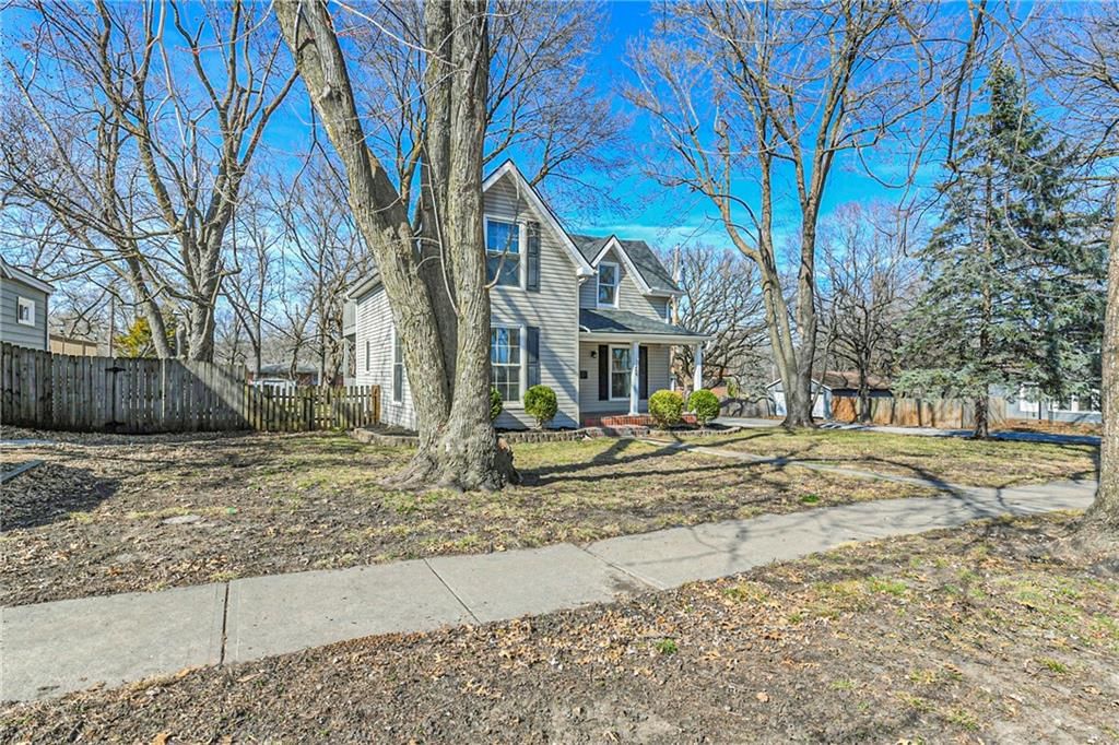 208 E 1st Street — photo 29