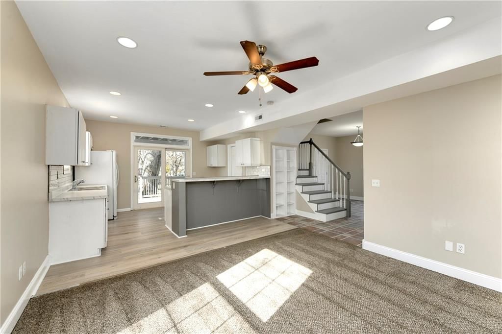 208 E 1st Street — photo 4