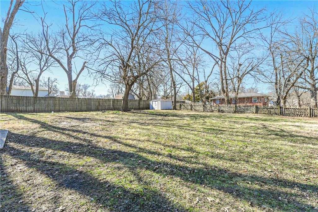 208 E 1st Street — photo 32