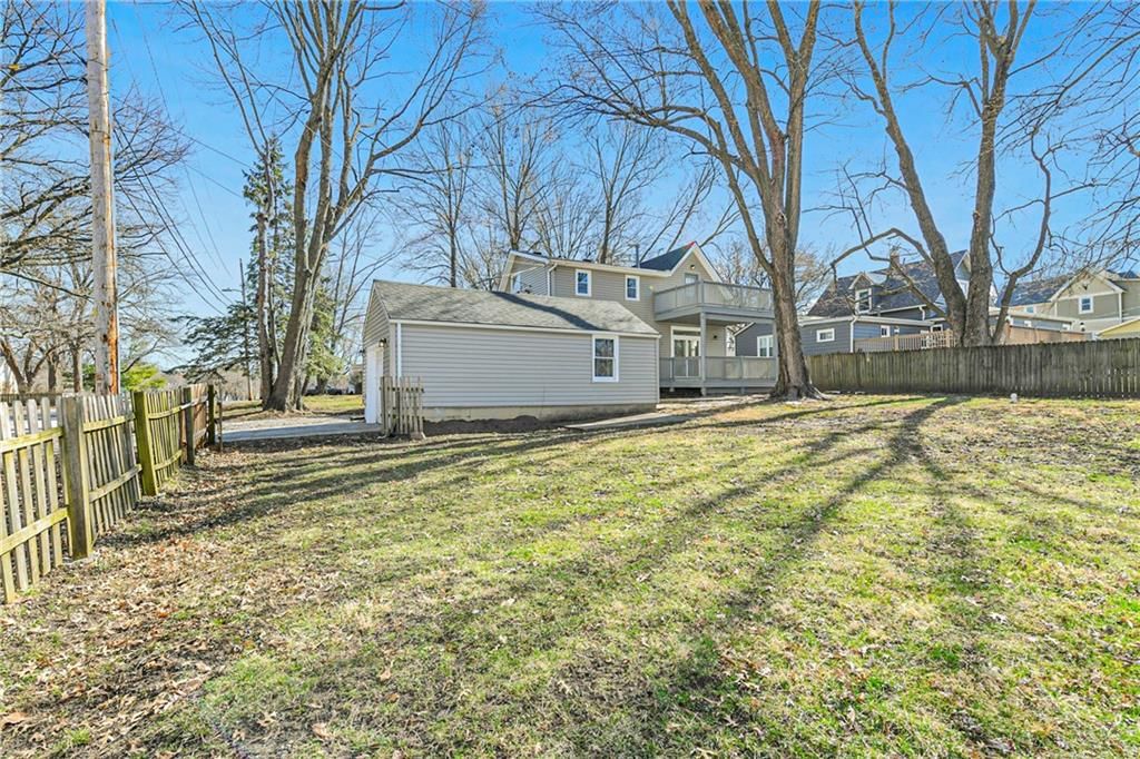208 E 1st Street — photo 33
