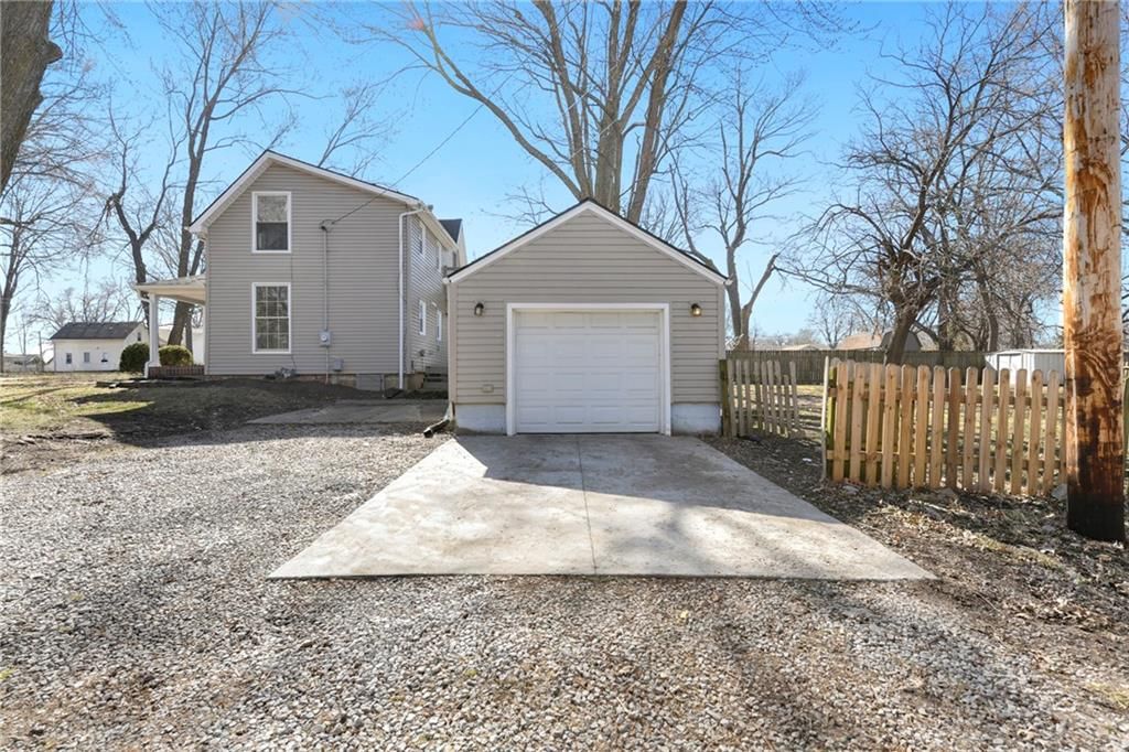 208 E 1st Street — photo 34