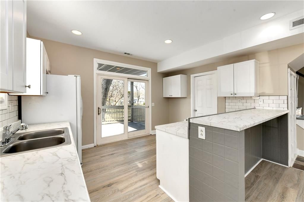208 E 1st Street — photo 6