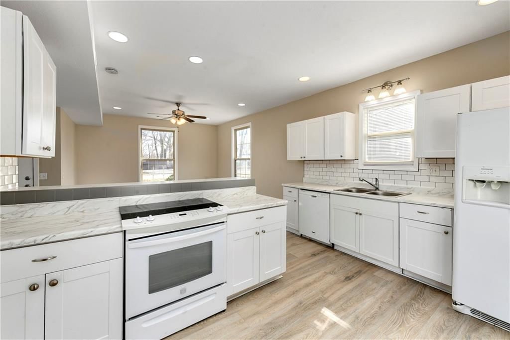 208 E 1st Street — photo 8