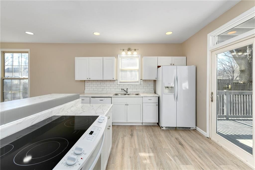 208 E 1st Street — photo 10