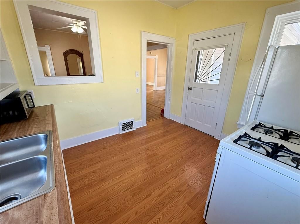 309 E Edwards Street — photo 9