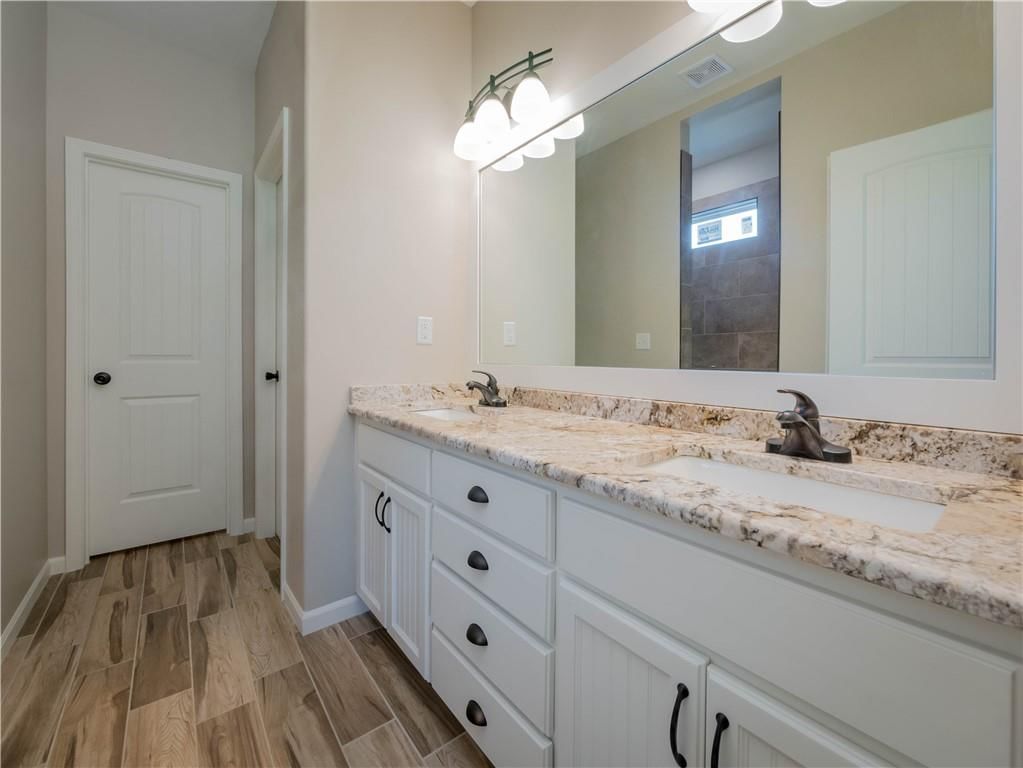 1302 NE White Oaks Lane — photo 9
