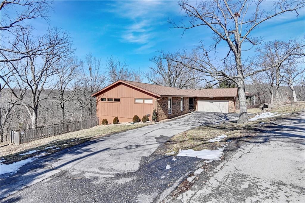 704 Lake Forest Drive — photo 2