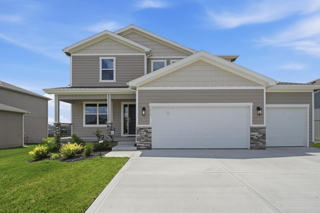 1917 SW Hightown Drive, Lee's Summit, MO
