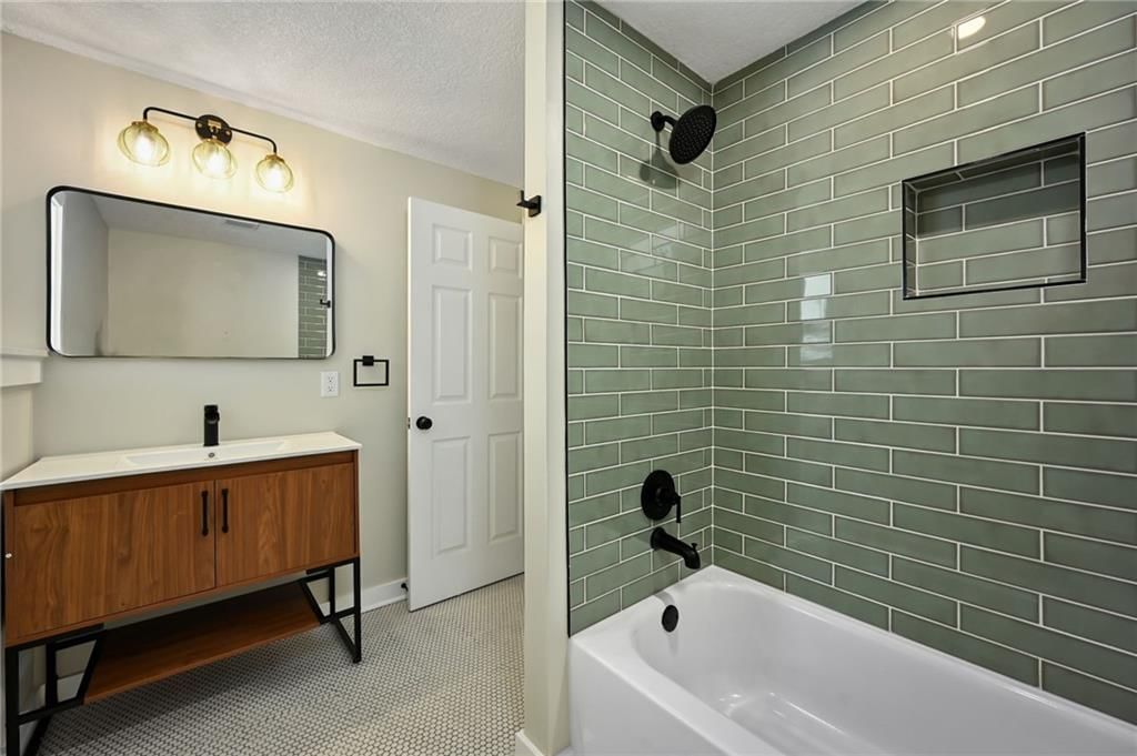 2528 NE 37th Terrace — photo 8