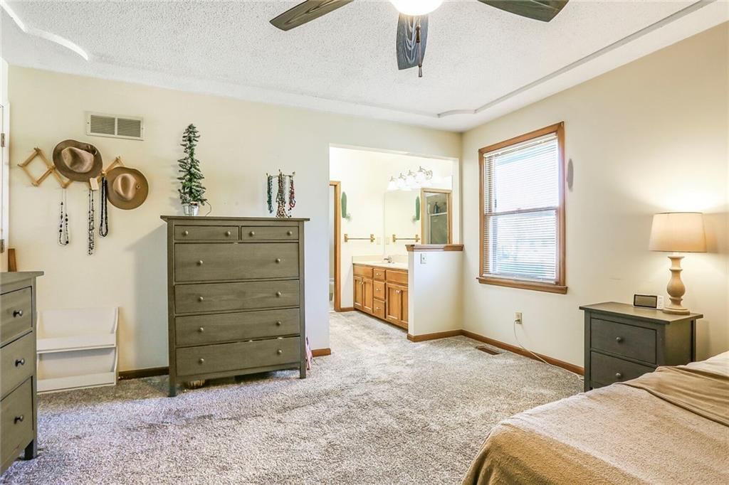 211 NW Chestnut Street — photo 11