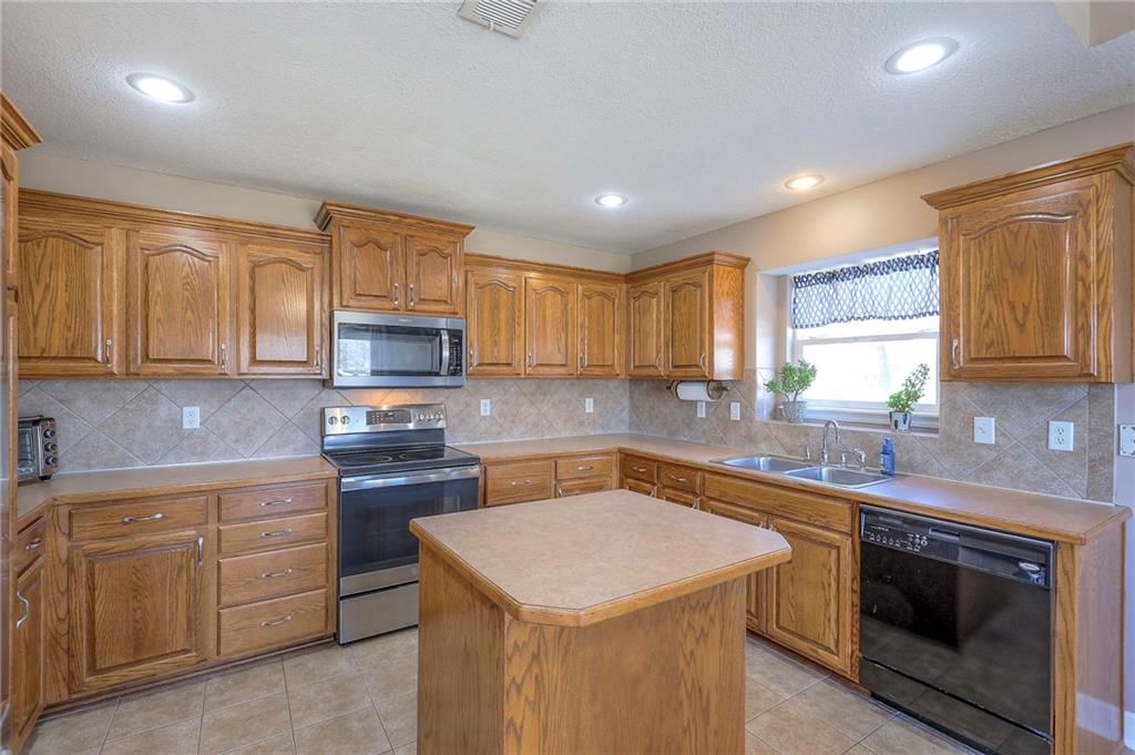 213 NW Jackie Avenue — photo 16