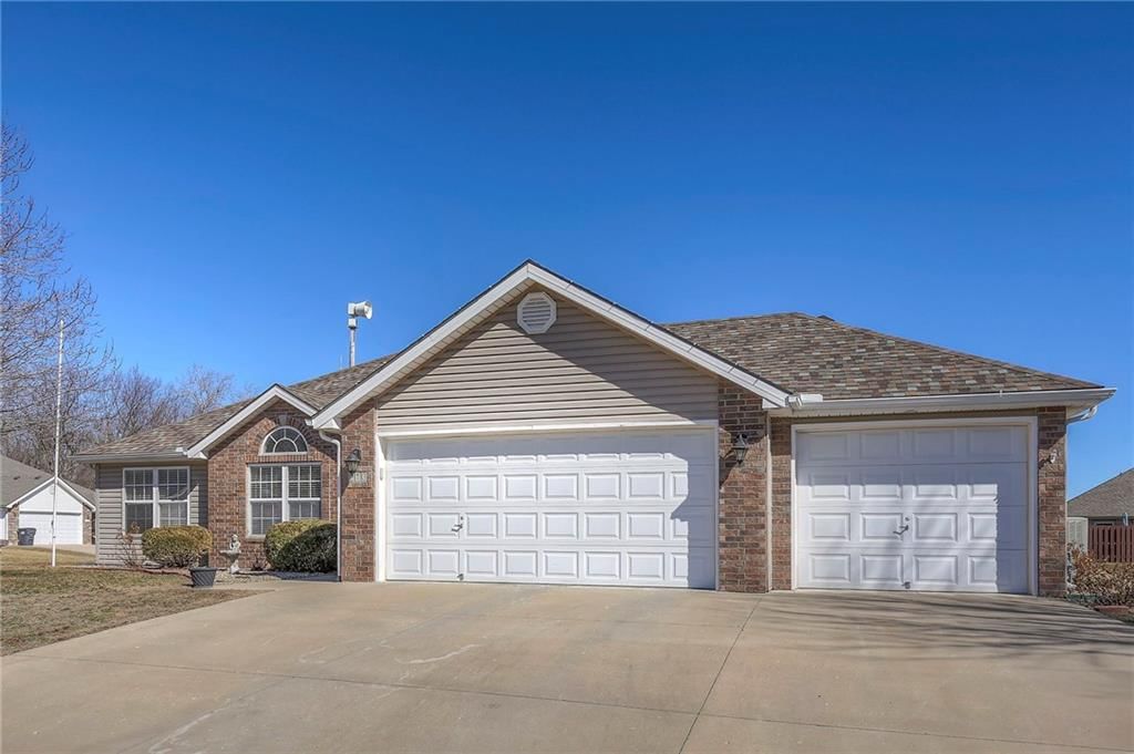 213 NW Jackie Avenue — photo 3