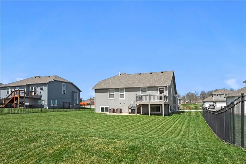 15513 Lakeside Drive — photo 32