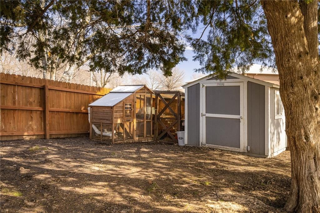 915 W FOREST Drive — photo 36