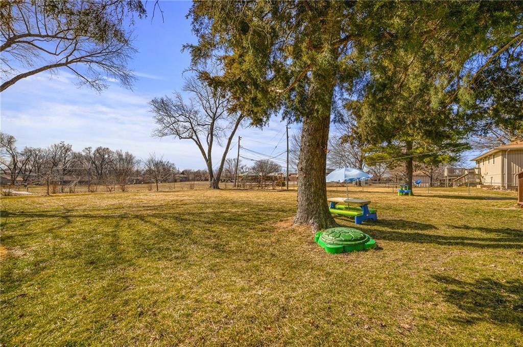 915 W FOREST Drive — photo 37