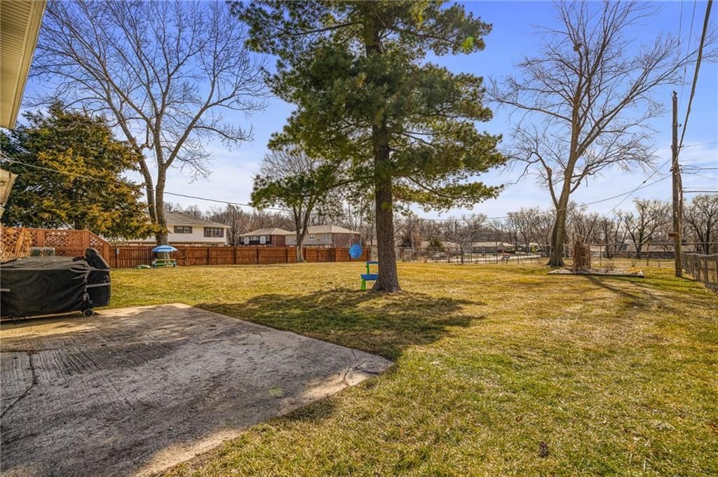 915 W FOREST Drive — photo 42